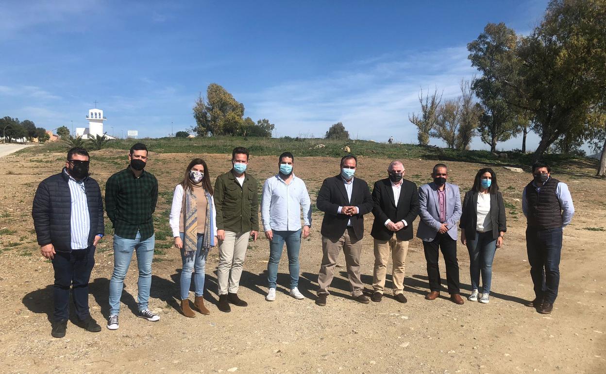 Visita a la parcela en la que se ubicará el futuro parque de bomberos, en Zalea.