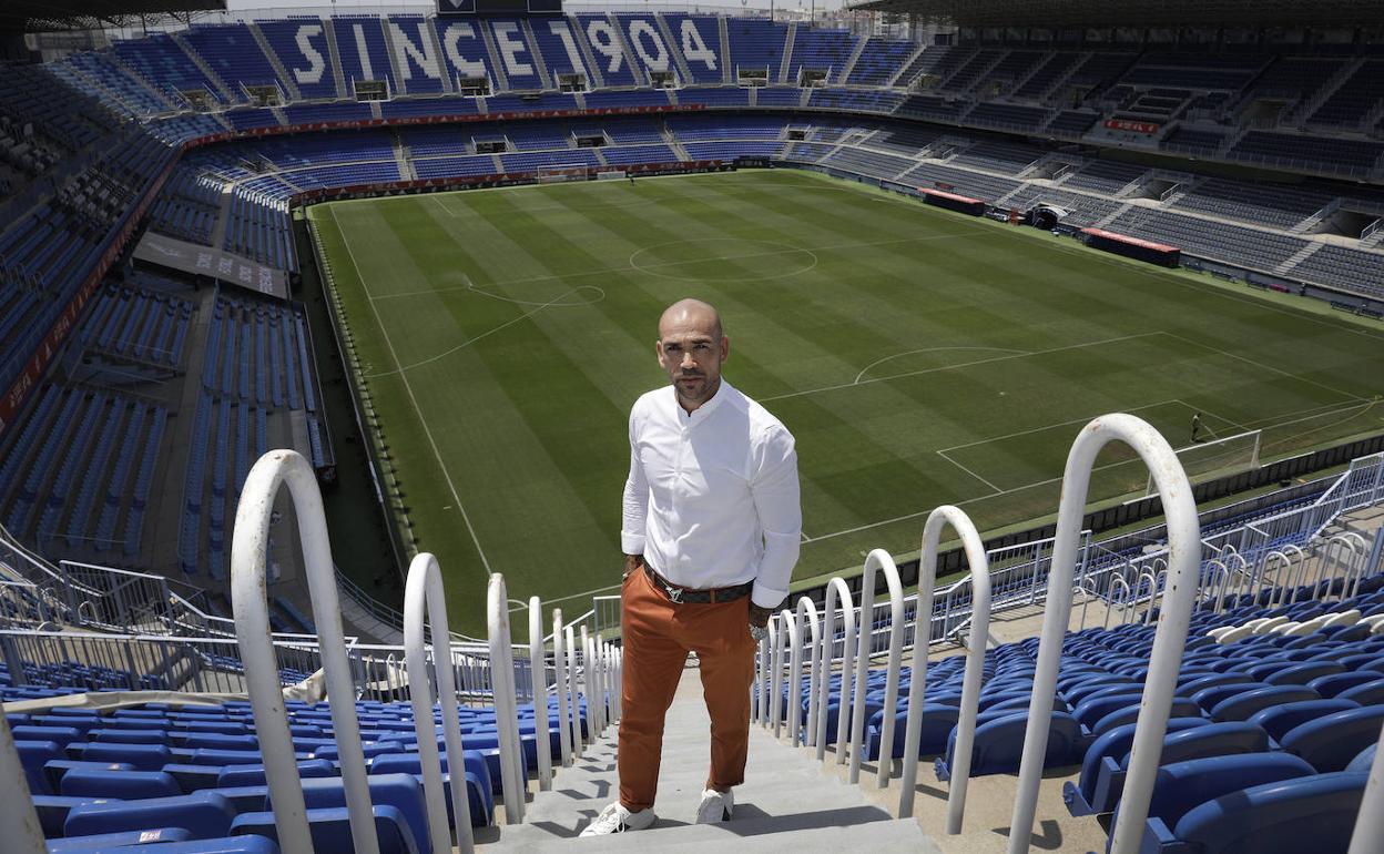 El responsable del Área Deportiva y director deportivo del Málaga, Manolo Gaspar, posa en una de las gradas superiores de La Rosaleda. 