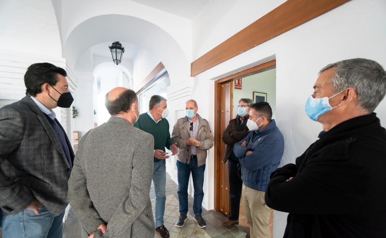 Autoridades y miembros de Cruz Roja, junto al local que se cederá en los bajos del Ayuntamiento nerjeño. 