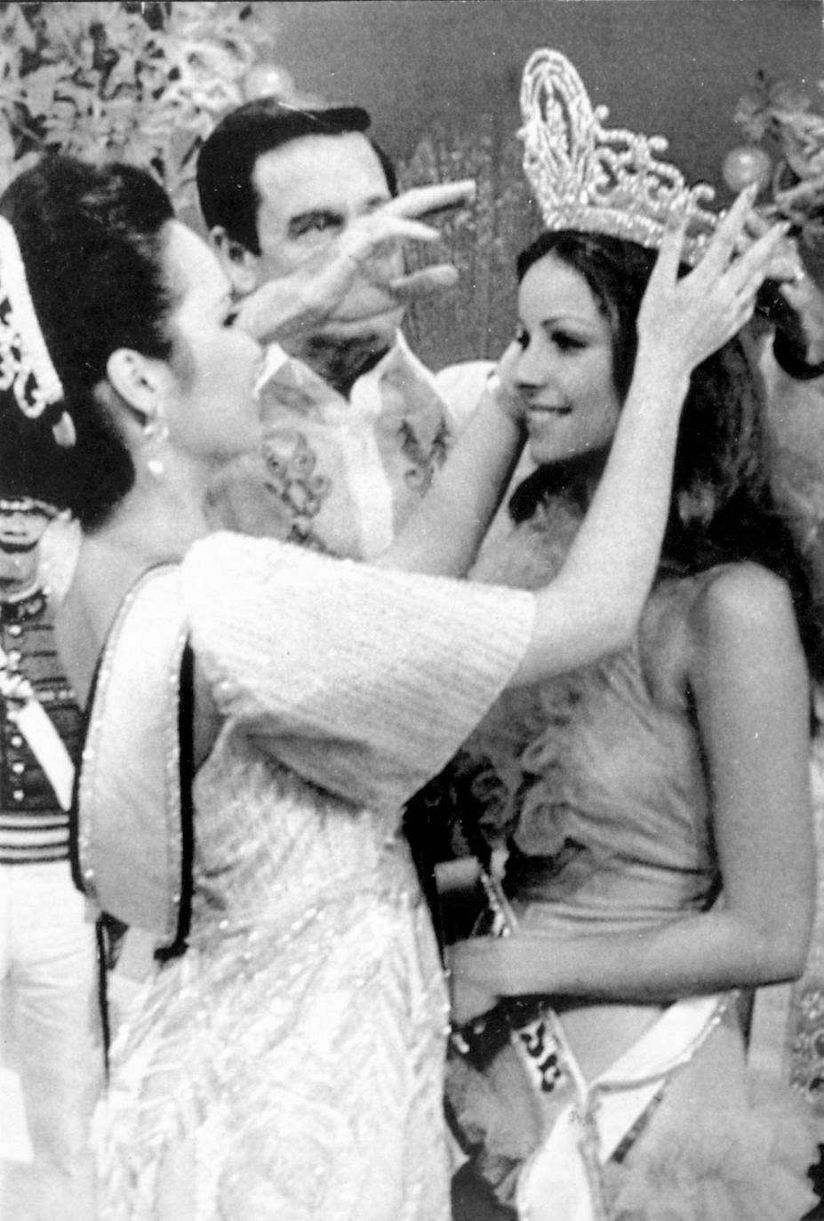 Recibiendo su corona de reina de la belleza (1974).