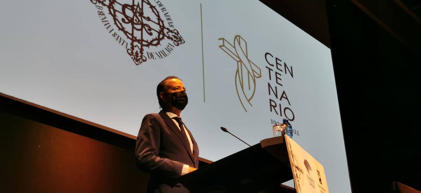 El pintor Andrés Mérida es el autor de la obra, cuya presentación ha corrido a cargo del director de SUR Manuel Castillo 