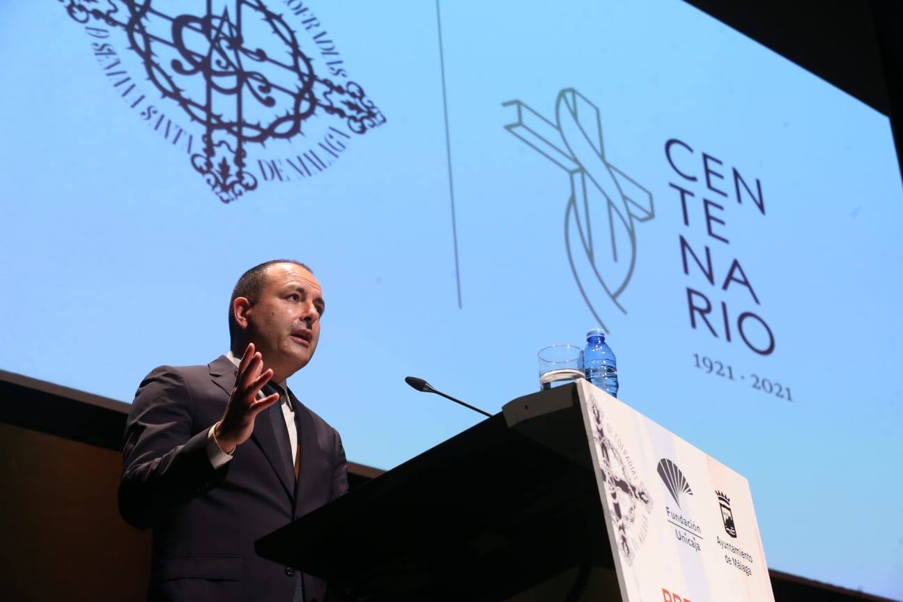 El pintor Andrés Mérida es el autor de la obra, cuya presentación ha corrido a cargo del director de SUR Manuel Castillo 