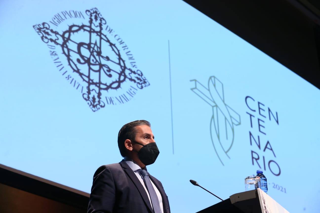 El pintor Andrés Mérida es el autor de la obra, cuya presentación ha corrido a cargo del director de SUR Manuel Castillo 