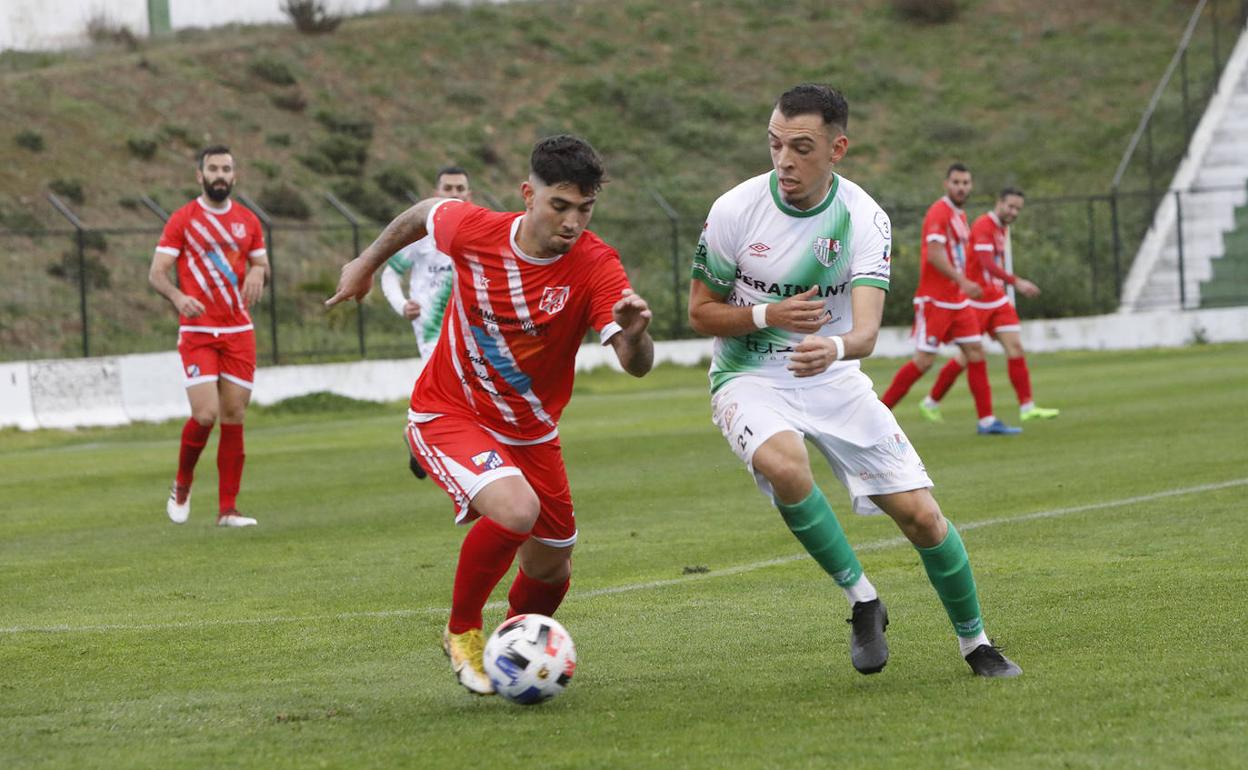 Sergio García (derecha), disputando un balón en ataque en el Antequera-Motril. 
