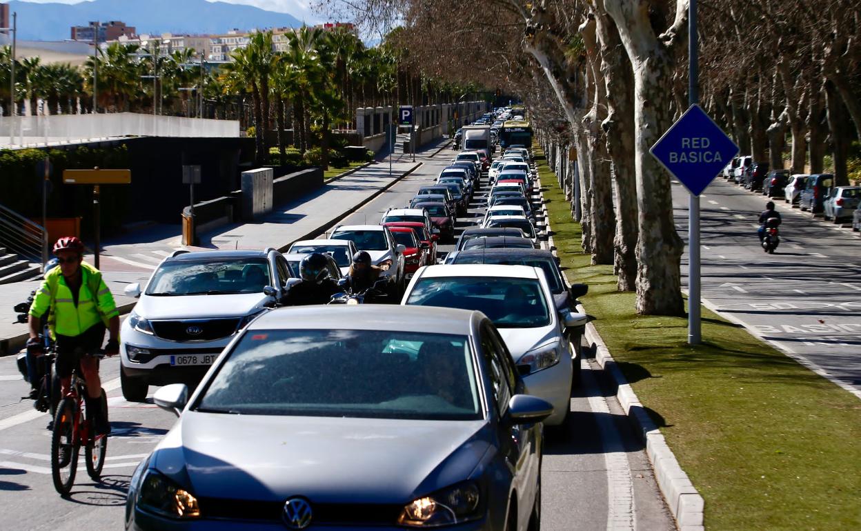 La caravana a primera hora de la tarde se extendía a lo largo de los dos carriles del paseo de los Curas. 