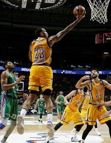 Imagen secundaria 2 - Arriba, Malcolm Thomas, con el Maccabi en ante Fran Vázquez en 2012. Abajo, dos imágenes del duelo entre el Unicaja y el Khimki de la temporada 2017-2018. 