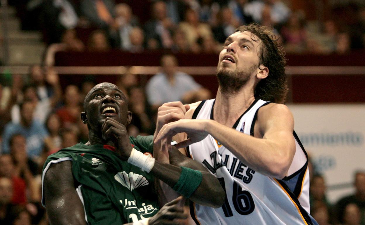 Ndong y Pau Gasol, durante el partido entre el Unicaja y los Grizzlies jugado en Málaga en 2007. 