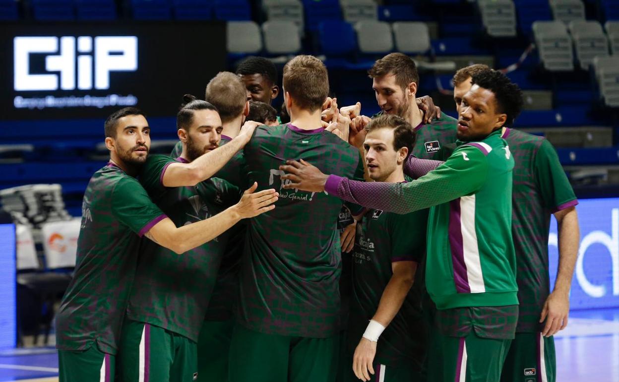 Los jugadores del Unicaja se saludan antes de un partido de esta temporada en el Palacio. 