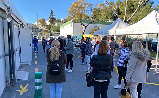 Imagen principal - Vacunación de maestros este martes en el Hospital Comarcal de la Axarquía. 