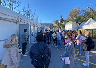 Imagen secundaria 1 - Vacunación de maestros este martes en el Hospital Comarcal de la Axarquía. 