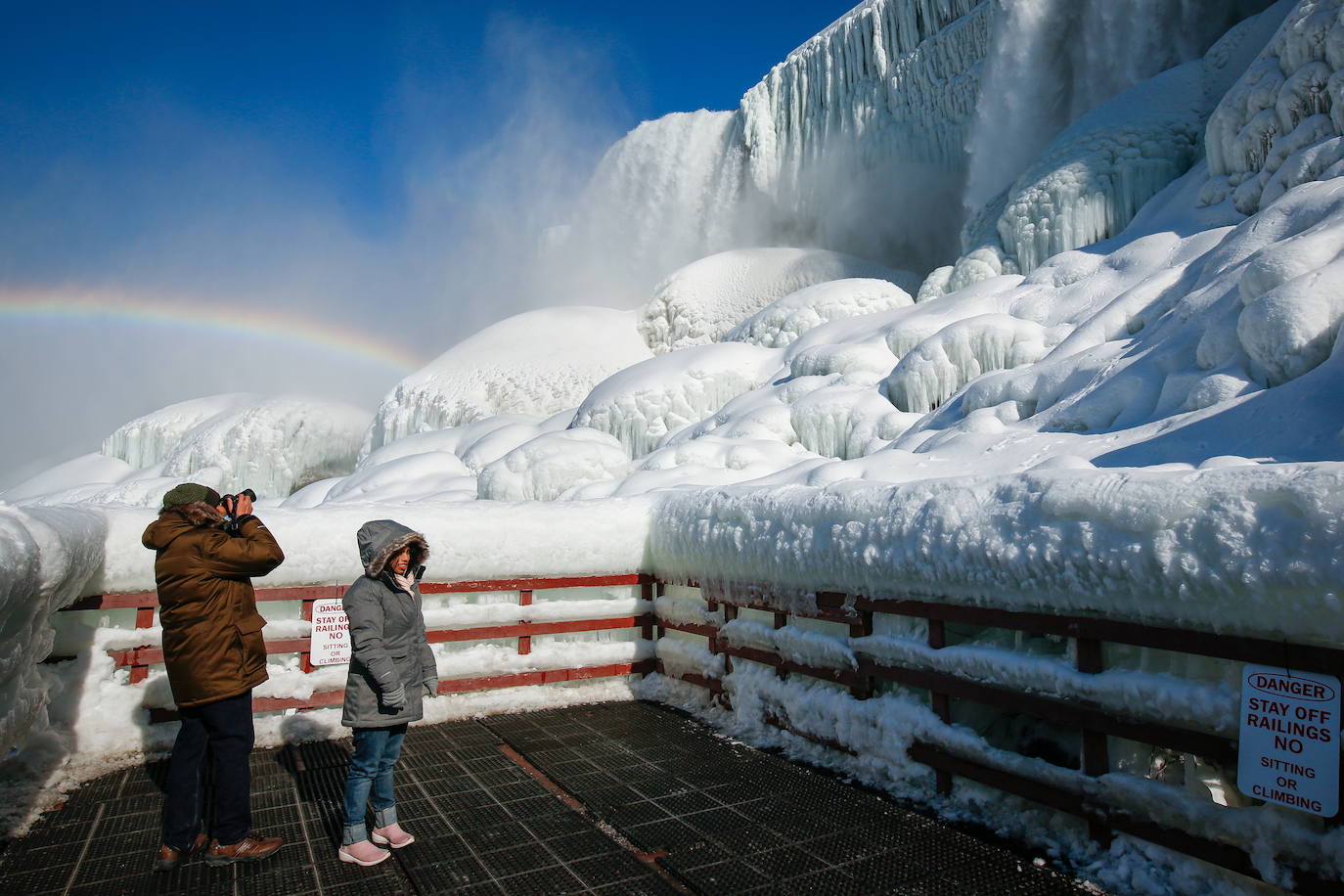 El frío extremo del invierno en América del Norte y Canadá nos brinda una estampa espectacular de las Cataratas del Niágara casi congeladas 