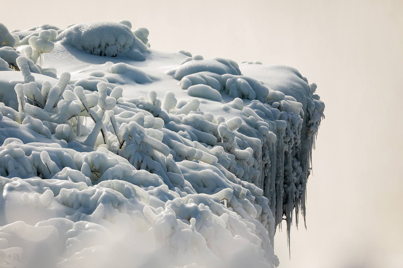 El frío extremo del invierno en América del Norte y Canadá nos brinda una estampa espectacular de las Cataratas del Niágara casi congeladas 