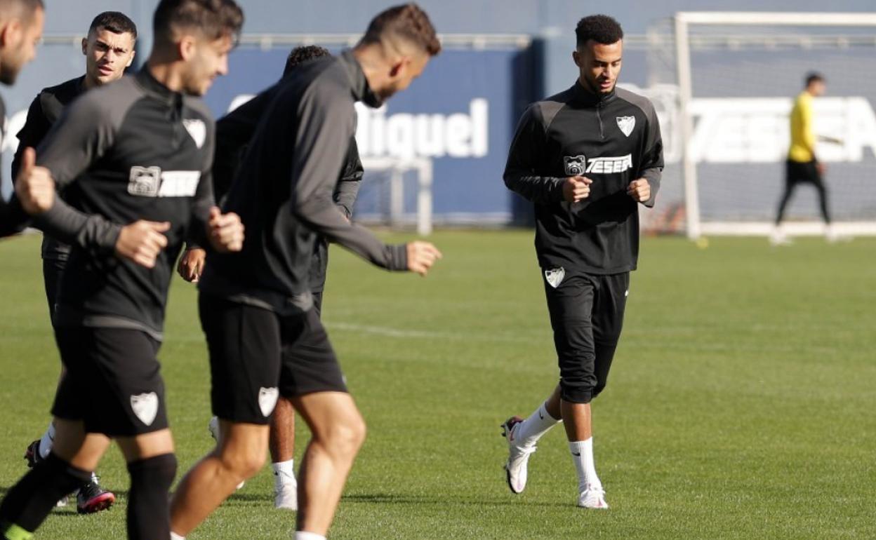 A la derecha de la imagen, el jugador del Málaga, Hicham, en un entrenamiento con el equipo en el Anexo de La Rosaleda.