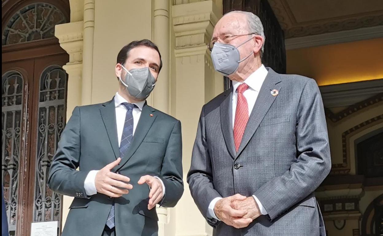 Garzón y De la Torre, en las puertas del Ayuntamiento de Málaga, antes de iniciar la reunión.