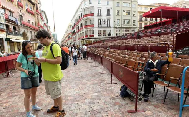 Foto de archivo de turistas en la Semana Santa de Málaga