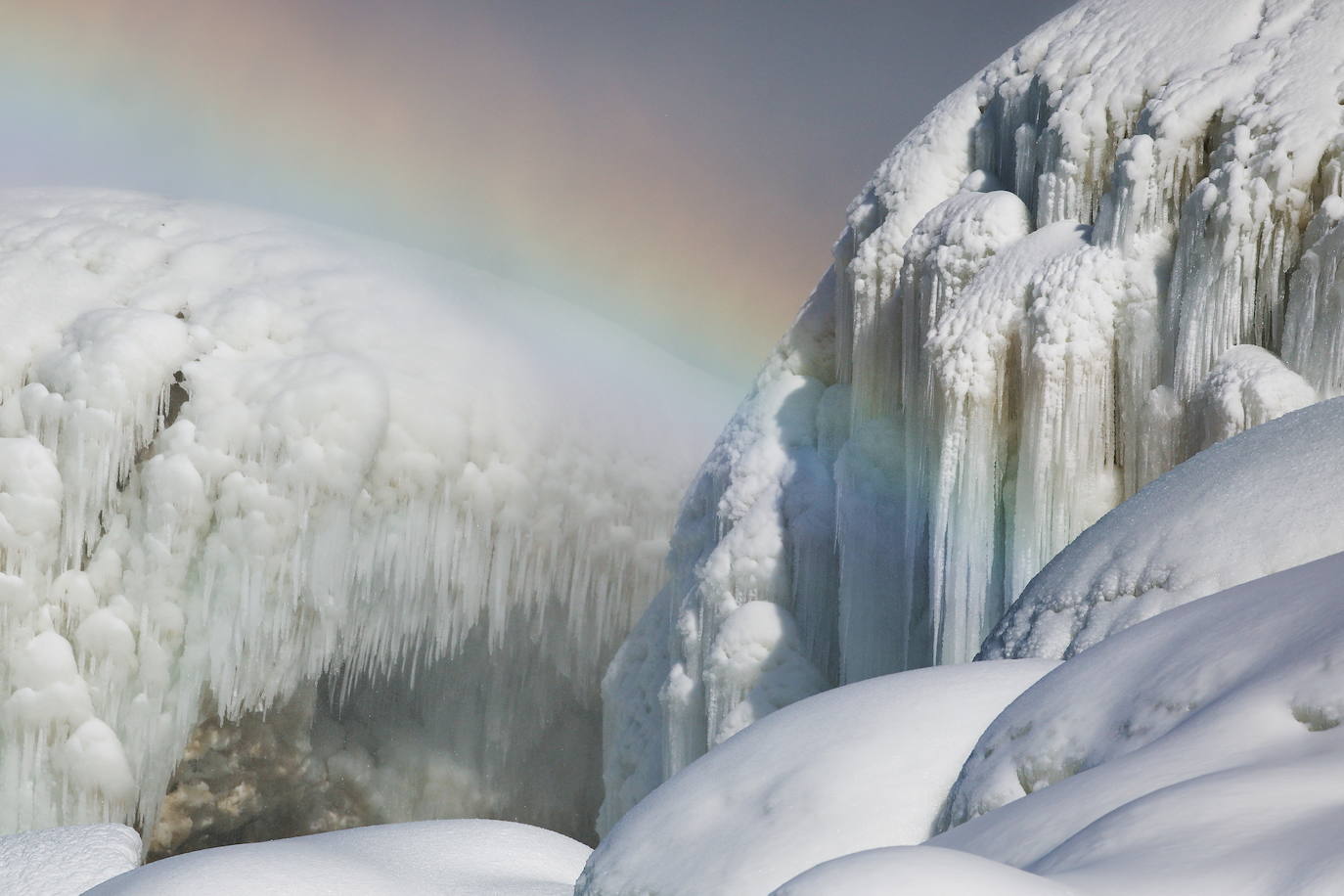 El frío extremo del invierno en América del Norte y Canadá nos brinda una estampa espectacular de las Cataratas del Niágara rodeadas de hielo y casi congeladas 