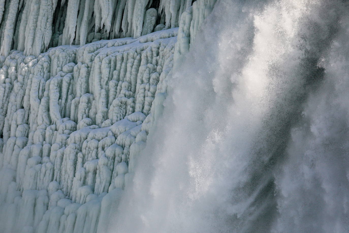 El frío extremo del invierno en América del Norte y Canadá nos brinda una estampa espectacular de las Cataratas del Niágara rodeadas de hielo y casi congeladas 