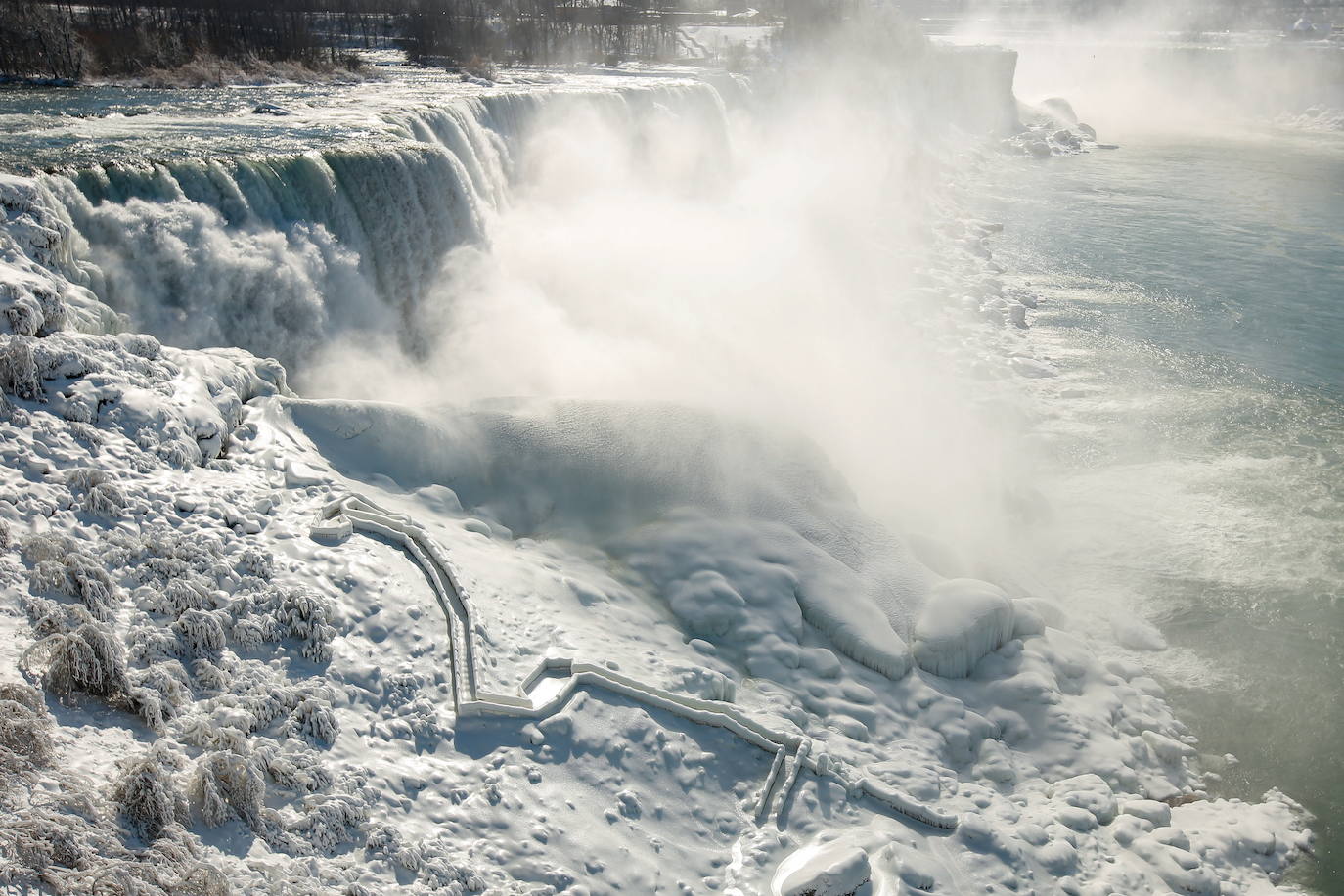 El frío extremo del invierno en América del Norte y Canadá nos brinda una estampa espectacular de las Cataratas del Niágara rodeadas de hielo y casi congeladas 