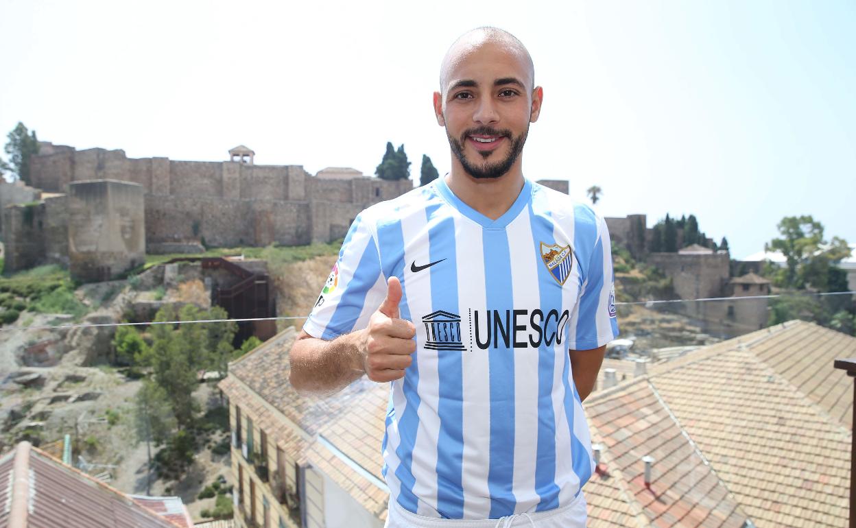 El exjugador del Málaga, Nordin Amrabat, posa en su presentación como nuevo fichaje blanquiazul en 2015.