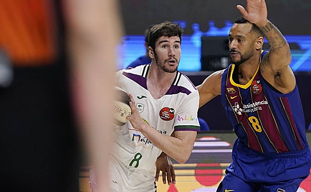 Brizuela, defendido por Higgins. 