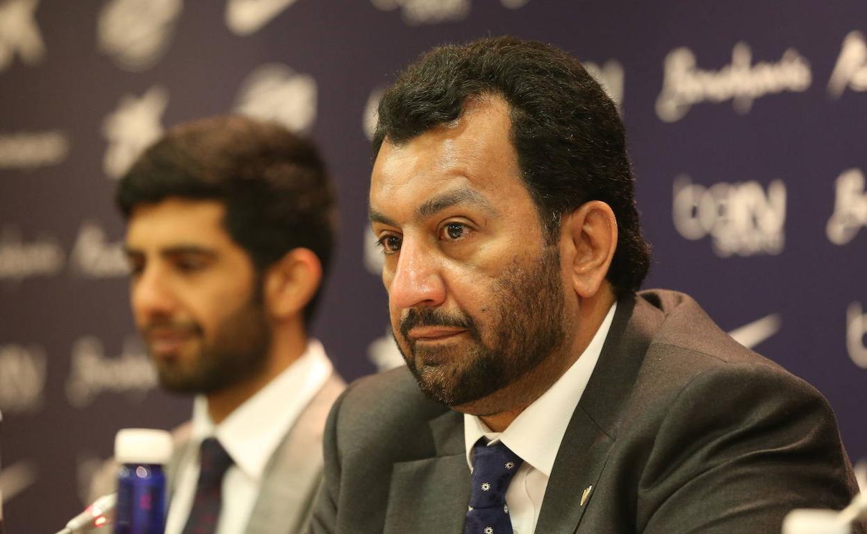 El jeque Abdullah Al-Thani, en la sala de prensa de La Rosaleda, con su hijo Nasser al fondo. 