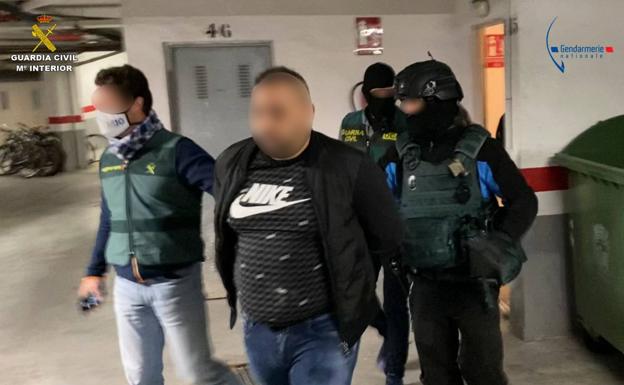 Detenido un capo de la droga cuando escapaba por las azoteas de una urbanización de lujo en Marbella