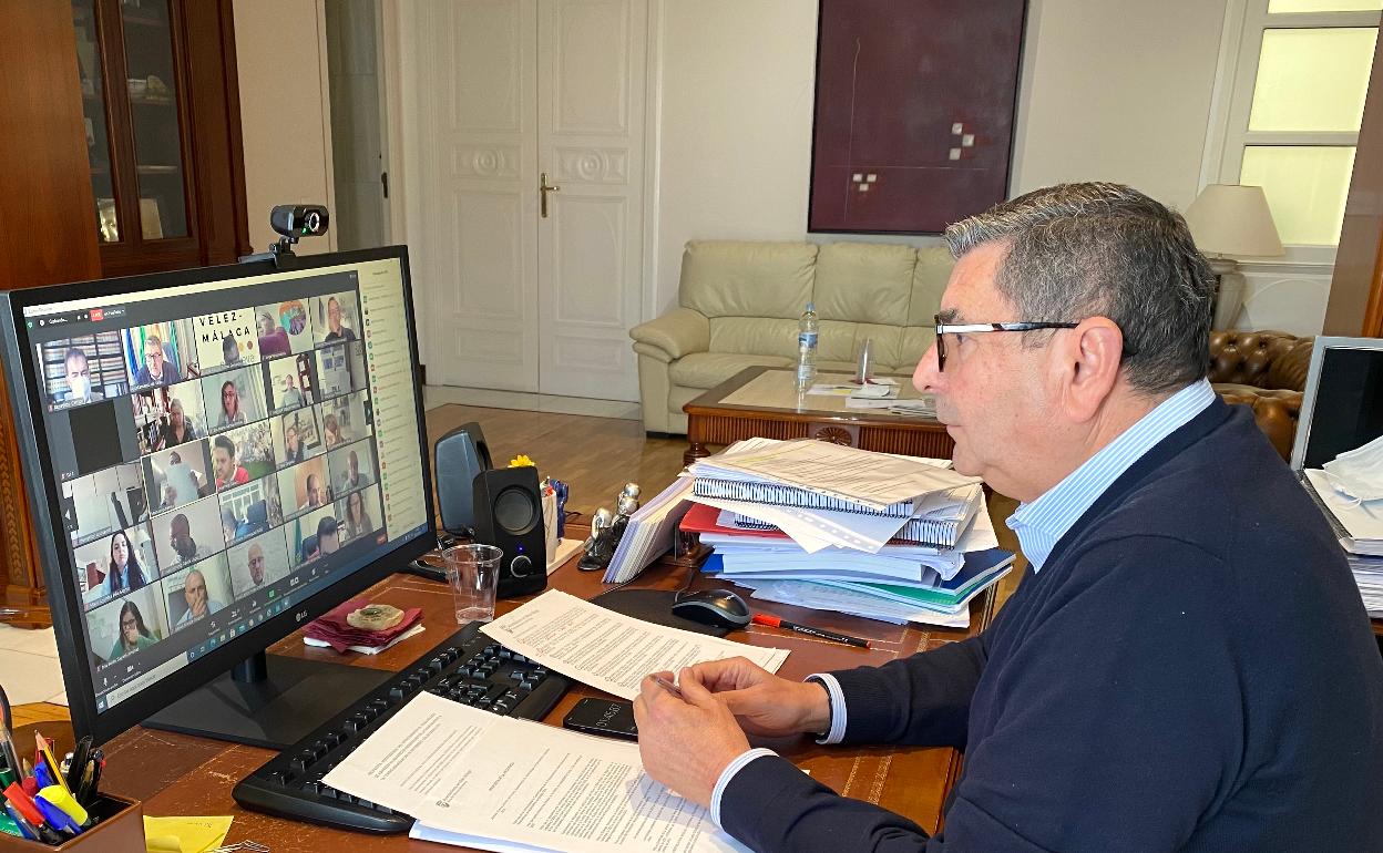 El alcalde veleño, Antonio Moreno Ferrer, durante la sesión plenaria celebrada de manera telemática este viernes. 