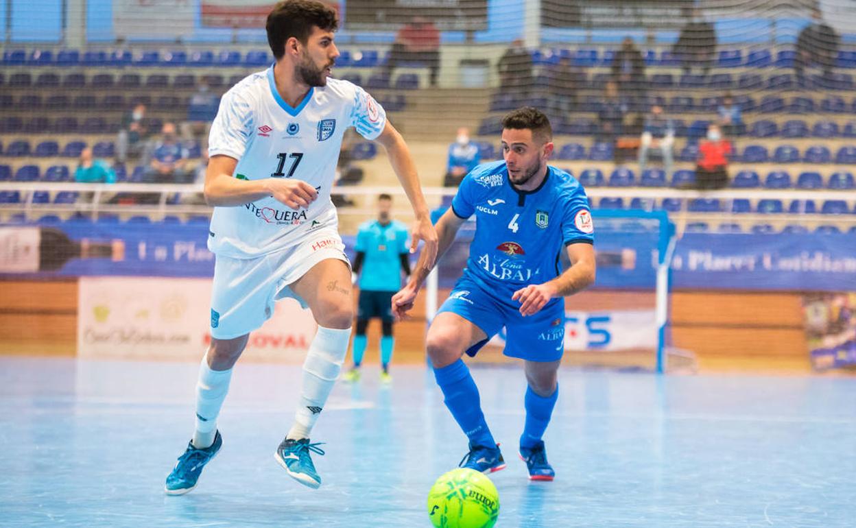Ramón Vargas (BeSoccer UMA), ante Xavi Cols, en el duelo de este sábado en Valdepeñas. 
