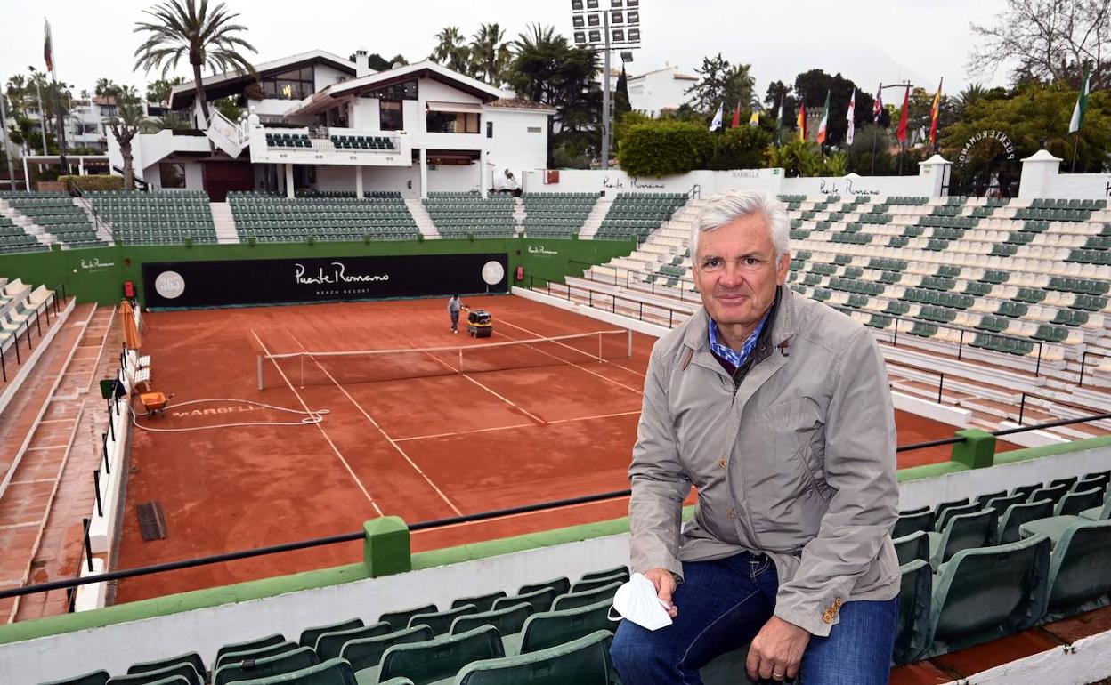 Ronnie Leitgeb, en la pista Manolo Santana (la central) del Club de Tenis Puente Romano, donde se jugará el AnyTech365 Andalucía Open. 