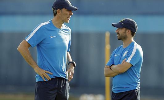 Álvaro Reina (i), junto a Muñiz durante un entrenamiento de la temporada 18-19 en el Málaga. 