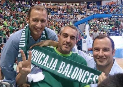 Imagen secundaria 1 - Arriba: Manolo Moya, a la izquierda de la imagen con dos amigos. Abajo. Manolo Sevillano, en el centro de la imagen durante un partido. Foto de la derecha. Andrea Luque con una bufanda del Unicaja y el Carpena de fondo.