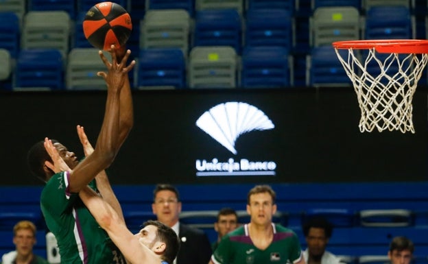 Nzosa lanza a canasta en el partido contra el Estudiantes. 