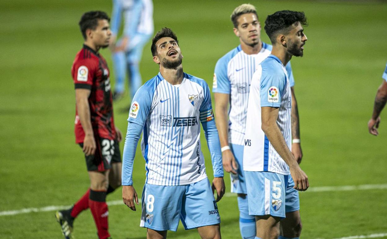 Luis Muñoz, Mejías y Juande, cabizbajos anoche en Anduva. 