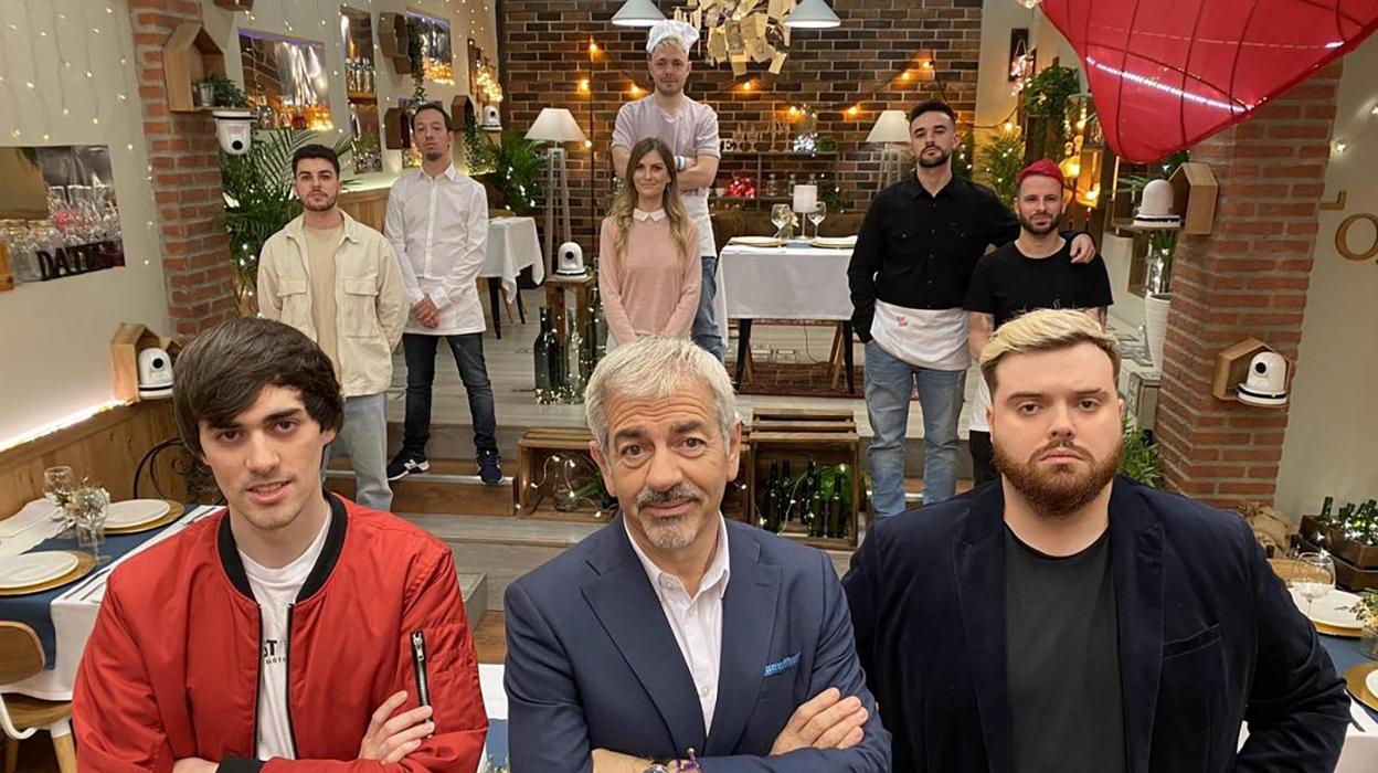 Ander Cortés, Carlos Sobera e Ibai Llanos en el especial de 'First Dates'. R. C.