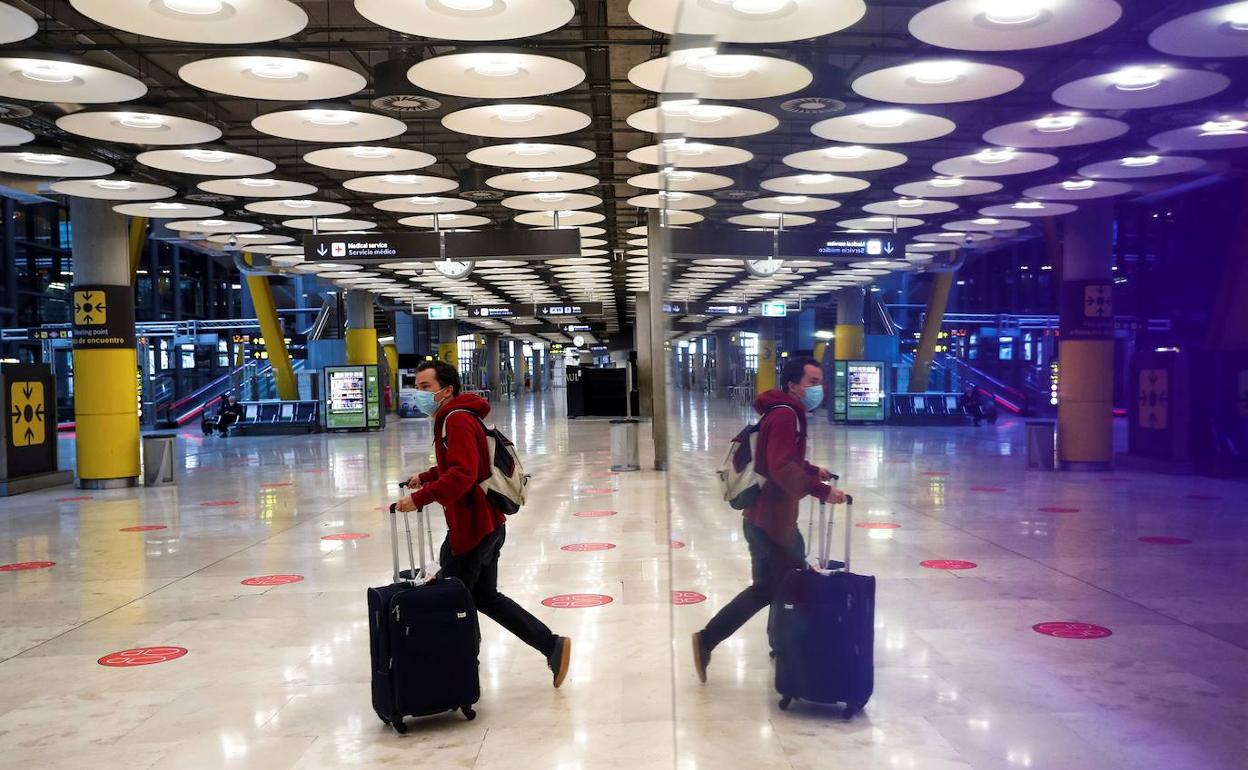 Sanidad amplía los países cuyos pasajeros deberán guardar cuarentena al llegar a España