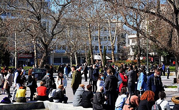 Los ciudadanos de Larisa se echaron a la calle tras el terremoto.