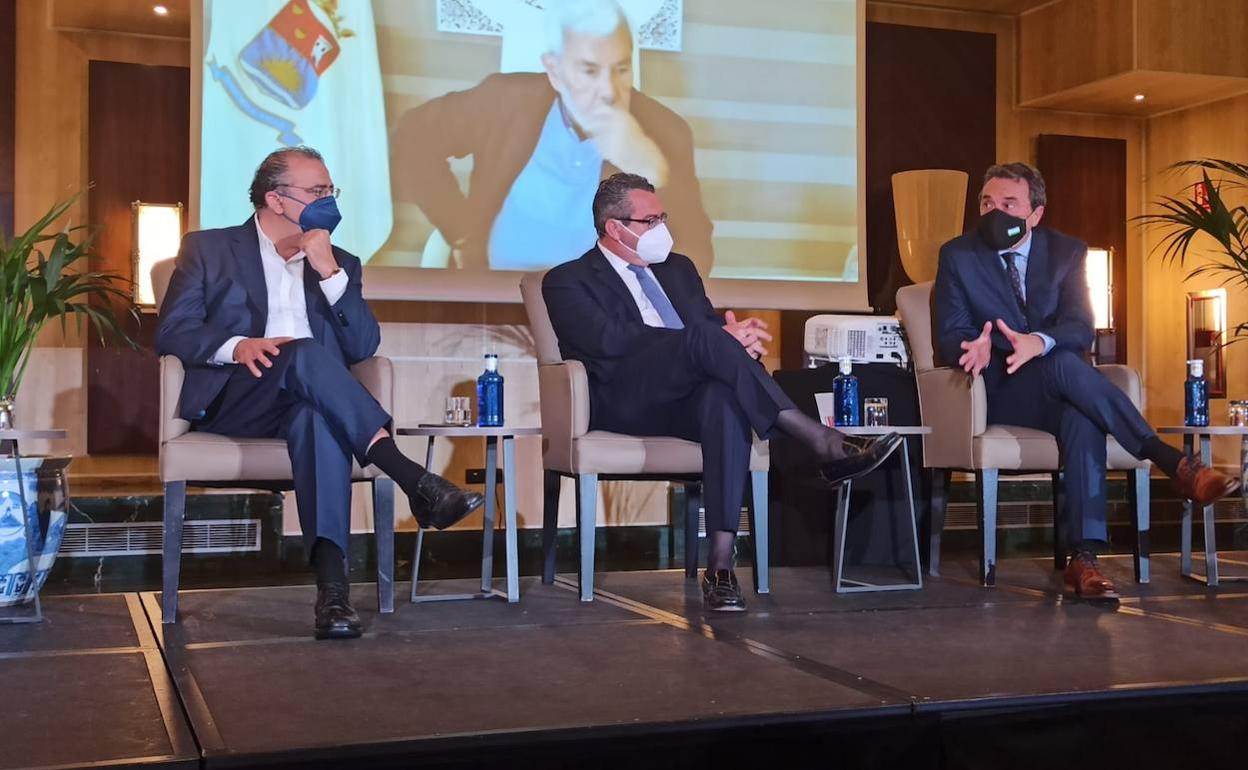 José Ortiz, junto a otros alcaldes de municipios de sol y playa, en el foro de Exceltur. 