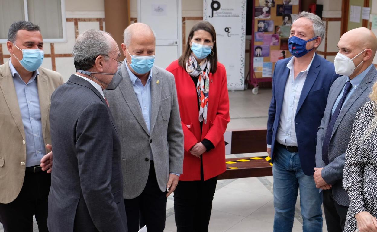 El consejero y el alcalde, con la delegada y los directores del Sierra Bermeja y Manuel Carra. 