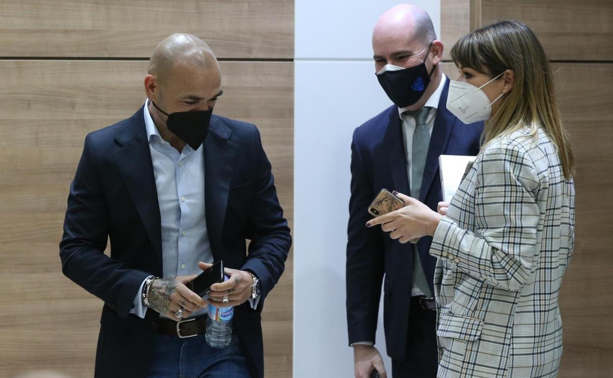 El director deportivo, Manolo Gaspar, el director del Área económica, Alberto Martínez, y María del Mar Jiménez, responsable de Administración, durante la comparecencia del administrador judicial la semana pasada en La Rosaleda.