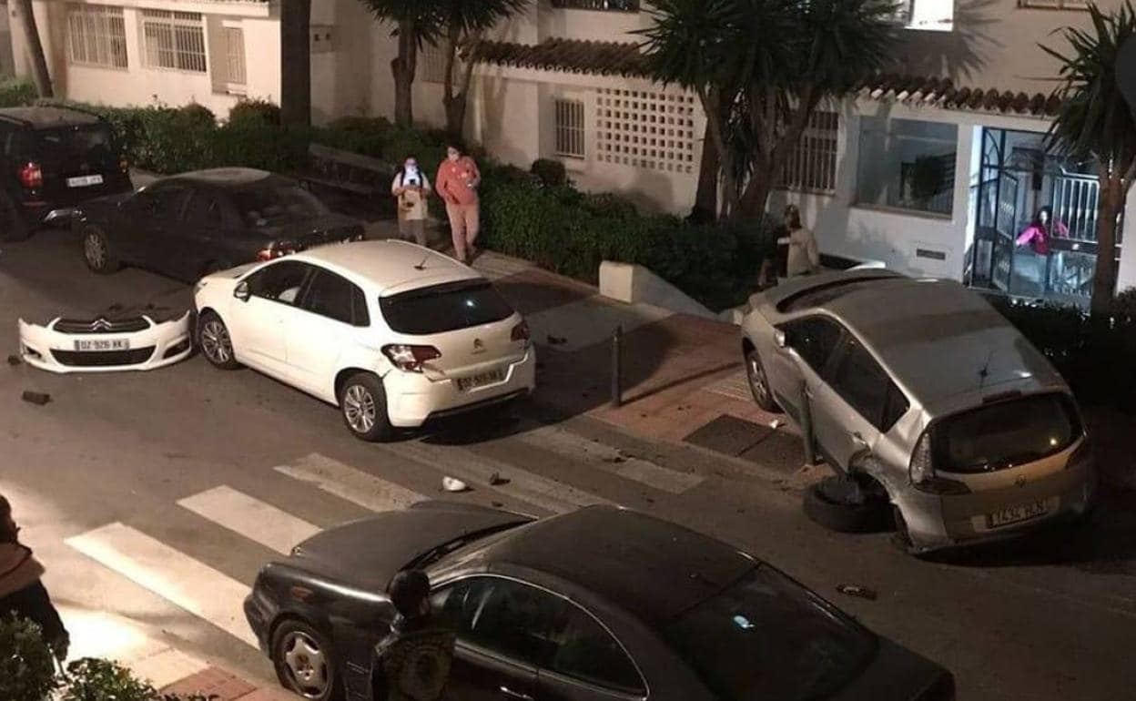 Un conductor ebrio estrella su coche contra varios que se encontraban  aparcados en una calle de Marbella | Diario Sur