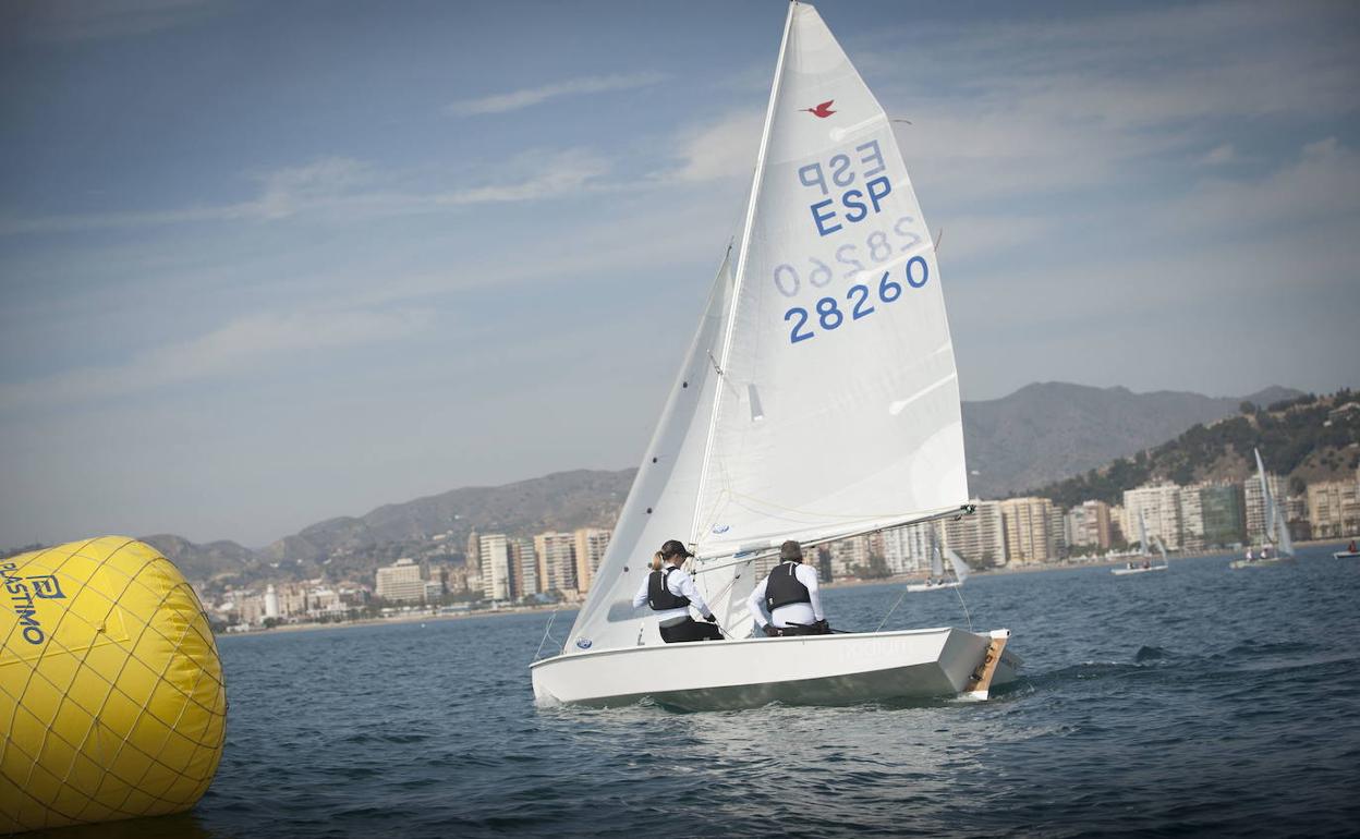 Una imagen de una regata de snipe de 2019 en la bahía de Málaga. 