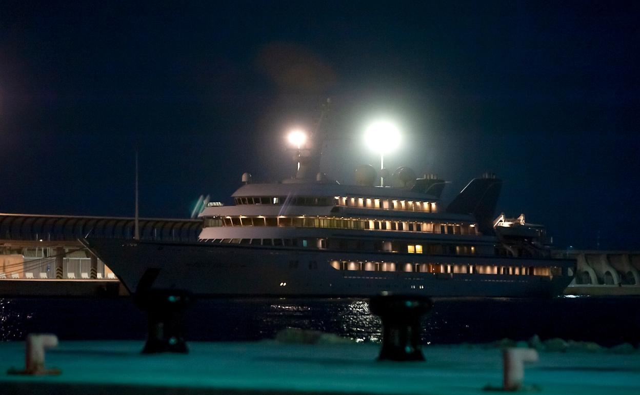 El megayate, ayer junto a la terminal de cruceros del Puerto de Málaga. 