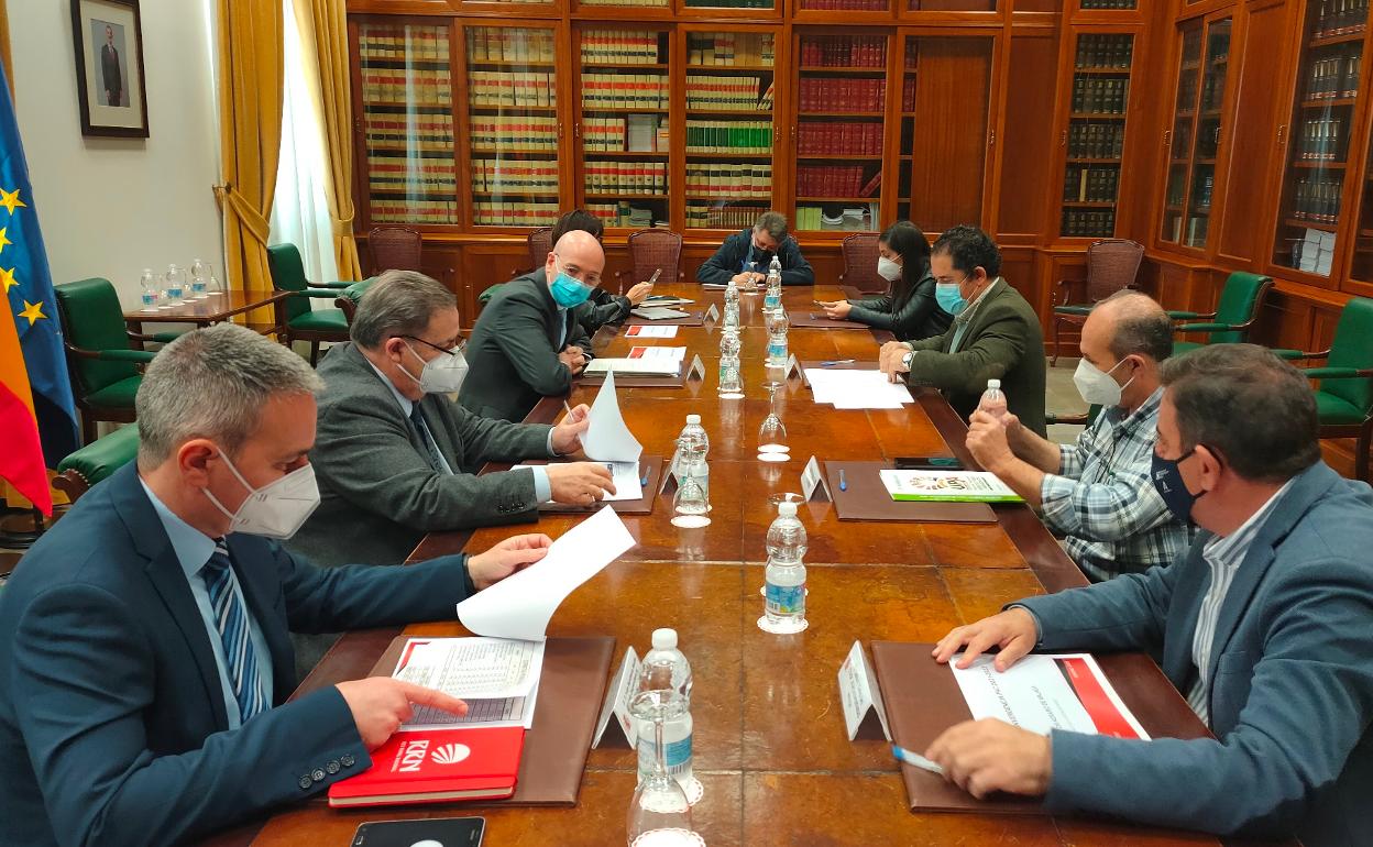 Imagen de la reunión celebrada este jueves en la Subdelegación del Gobierno central en Málaga. 