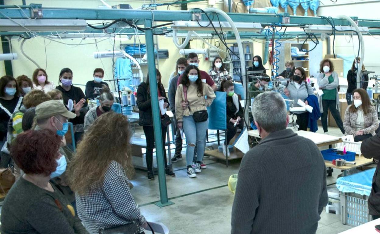 Los empleados han mantenido reuniones con varios grupos políticos municipales en la fábrica.
