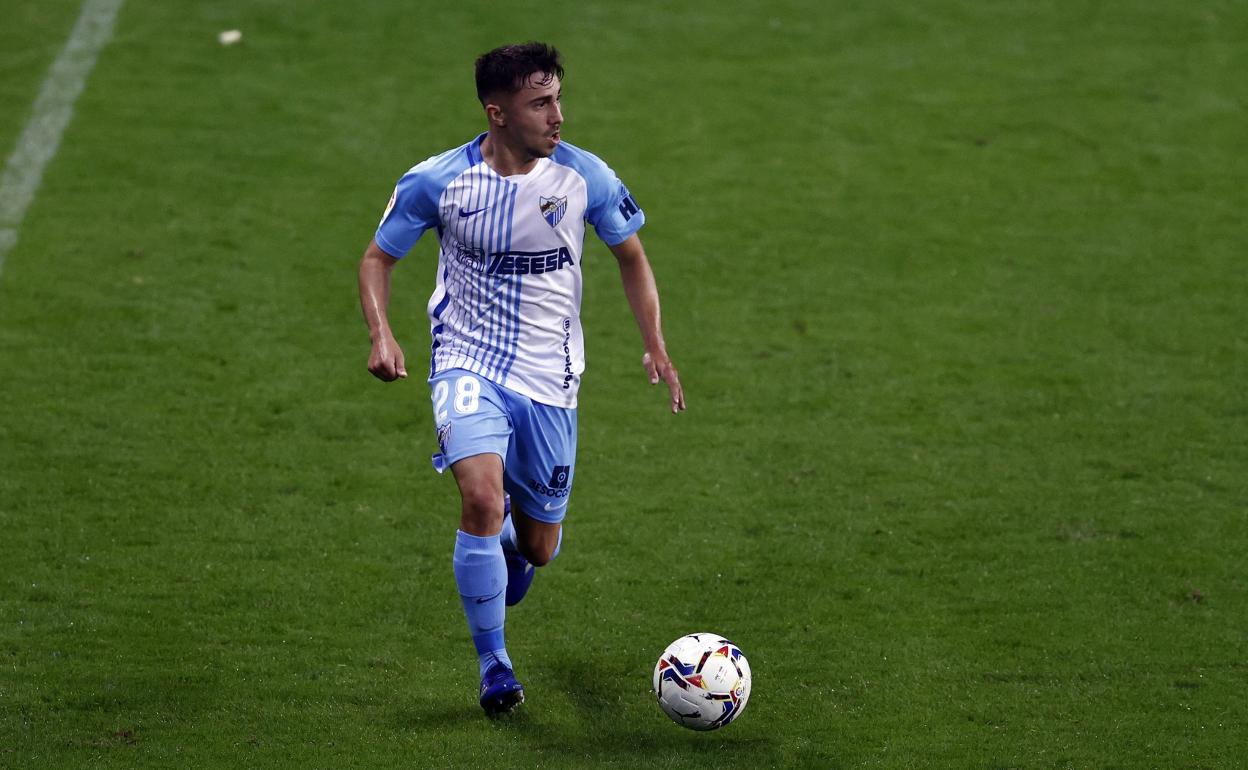 El jugador del Málaga, Alejandro Benítez, en un partido de esta temporada en La Rosaleda.