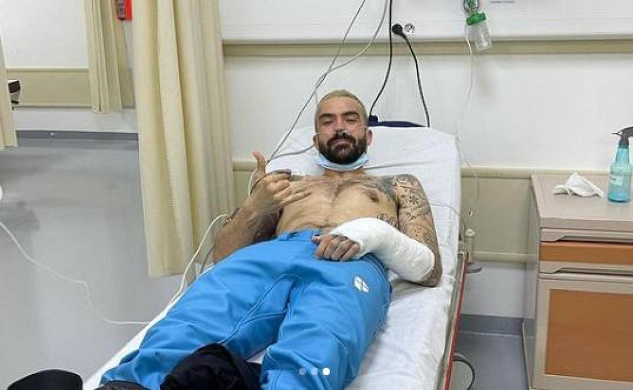 Regino Hernández, en su habitación de hospital con el brazo izquierdo escayolado. 