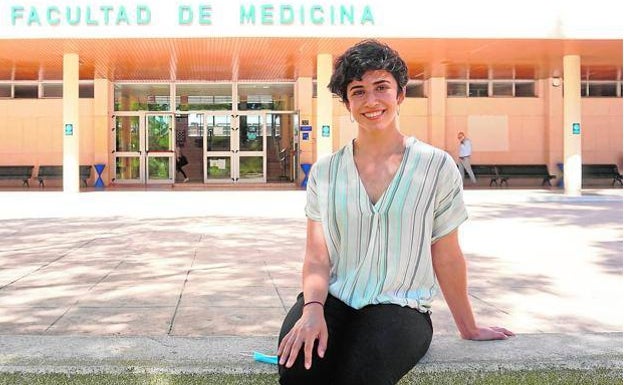 Lucía Auñón posa delante de la Facultad de Medicina, en la que se graduó el pasado mes de junio.