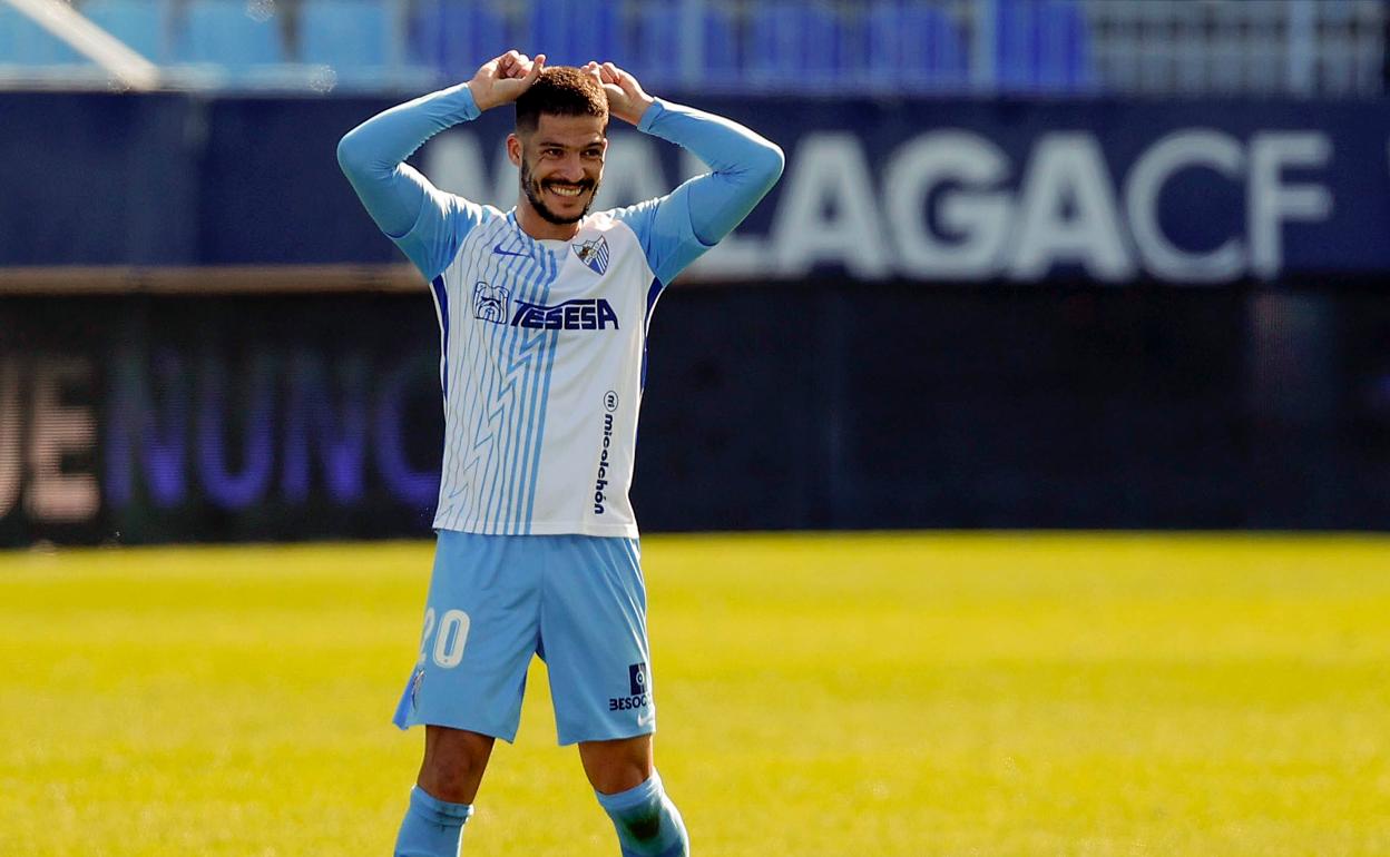 El jugador del Málaga, Caye Quintana, celebra su último gol como blanquiazul en La Rosaleda frente al Granada en Copa del Rey. 