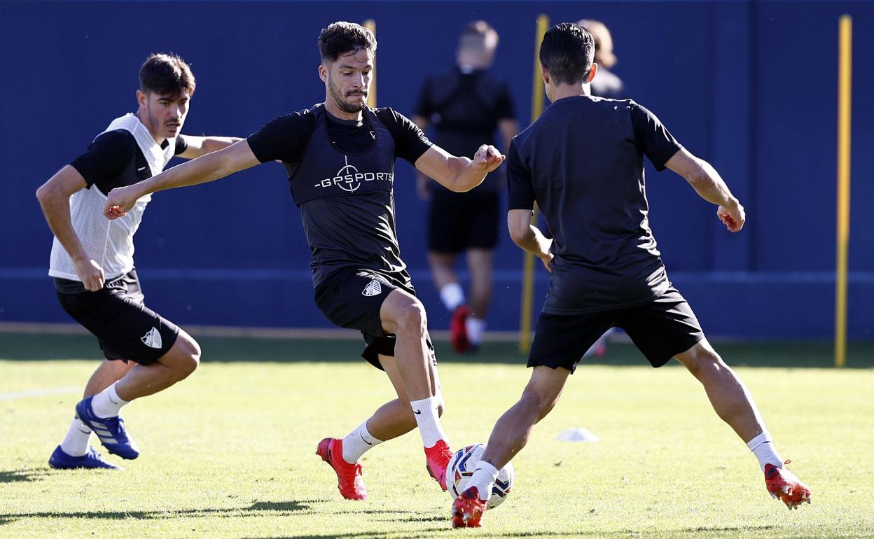 Caye Quintana, que será titular en el partido de hoy, conduce un balón durante un entrenamiento.