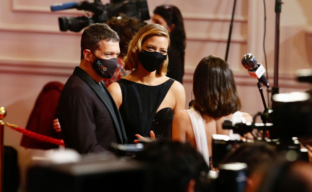 Antonio Banderas y María Casado, esta noche en los compases previos a la gala.